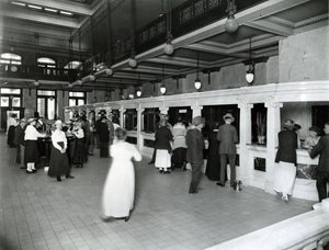 Vue intérieure du hall et des guichets à la Mercantile Trust Company - W. C. Persons